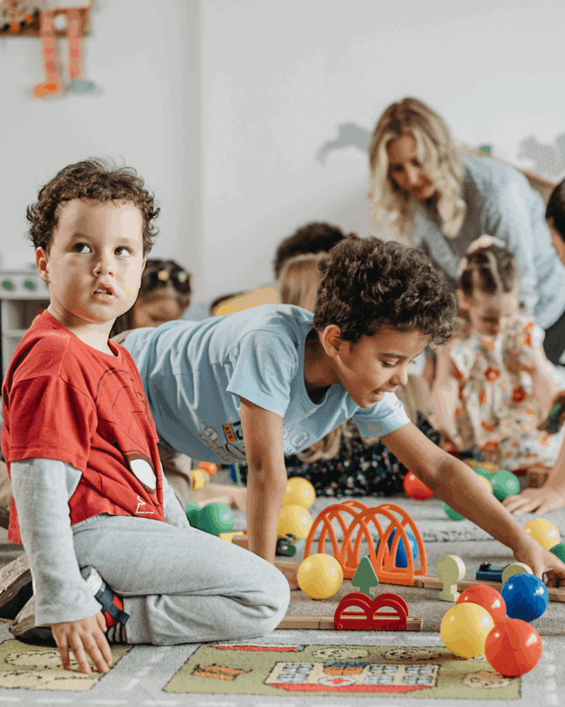 Para que el cerebro de un niño se desarrolle de manera saludable, es fundamental que reciba estímulos a través del juego, la exploración al aire libre y las interacciones con otras personas. Cuantas más actividades saludables y variadas realicen, mejor equilibrado y conectado estará su cerebro, ayudándoles a desarrollar habilidades fundamentales para su futuro.